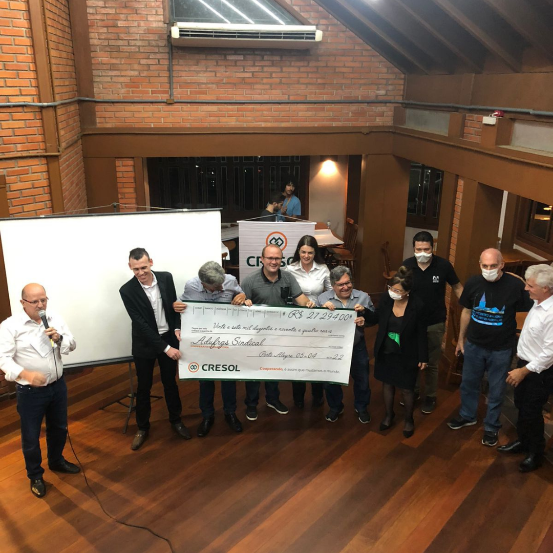 ADUFRGS-Sindical participa de distribuição de sobras de exercício da CRESOL 