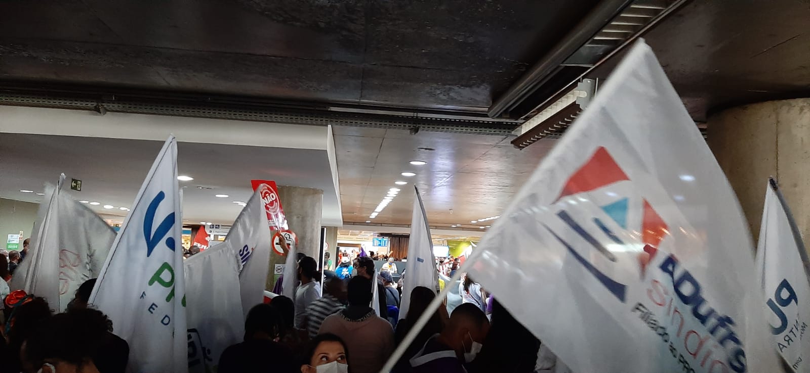 ADUFRGS-Sindical pressiona deputados em Brasília contra a PEC 32/2020